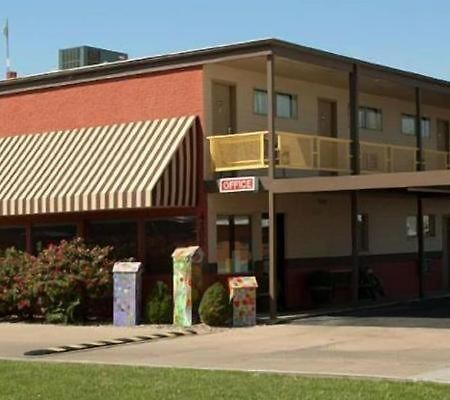 Big Bend Traveler'S Inn Great Bend Dış mekan fotoğraf