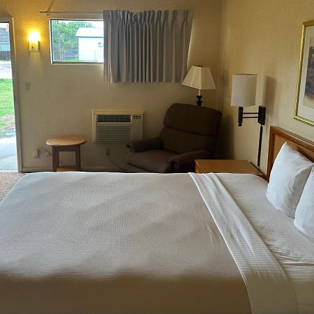 Big Bend Traveler'S Inn Great Bend Dış mekan fotoğraf