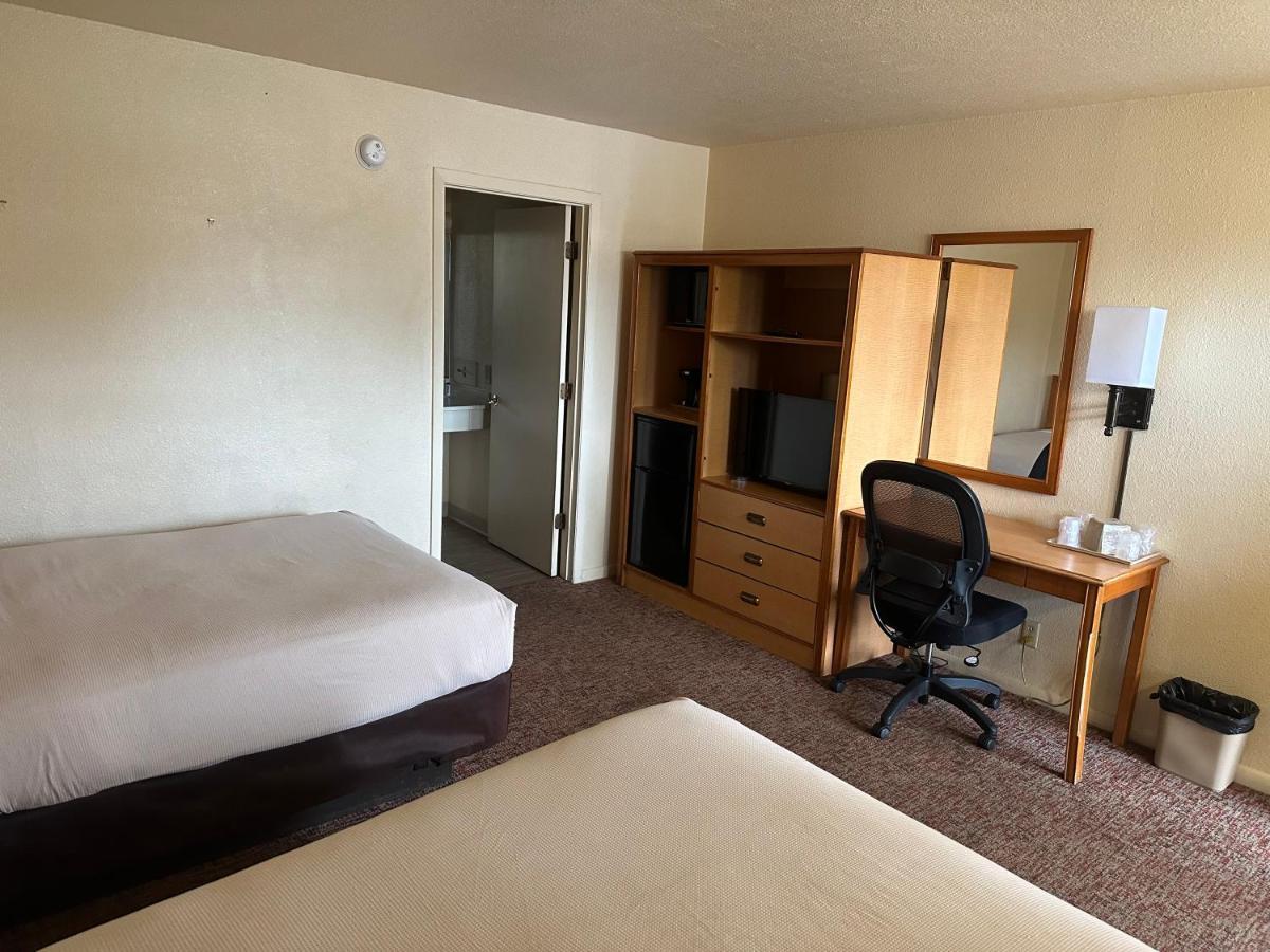 Big Bend Traveler'S Inn Great Bend Dış mekan fotoğraf
